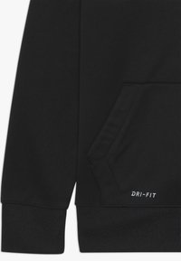 Černá DRI-FIT mikina z materiálu, která má klokaní kapsu a žebrované manžety. Hladký povrch s matným zakončením, minimální detaily.