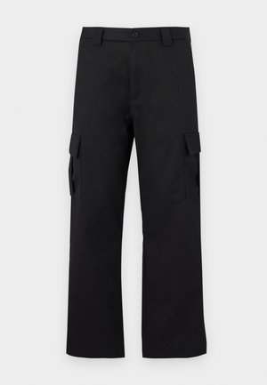 Schwarze Cargo-Hosen mit geradem Bein Design. Hergestellt aus strapazierfähigem Stoff, mit zwei Seitentaschen mit Klappen und einem Knopfverschluss.