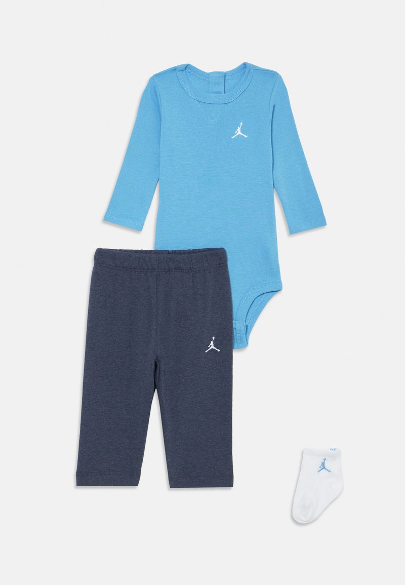 Blå langermet bodysuit, mørkegrå joggebukser og hvite sokker. Bomullsstoff med brodert Jumpman-logo på hvert plagg. Myk tekstur.