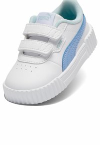 Biały skórzany sneaker z niebieskimi akcentami, wyposażony w dwa paski na rzepy, zaokrąglony nosek oraz teksturowaną gumową podeszwę. Logo Puma na języku.