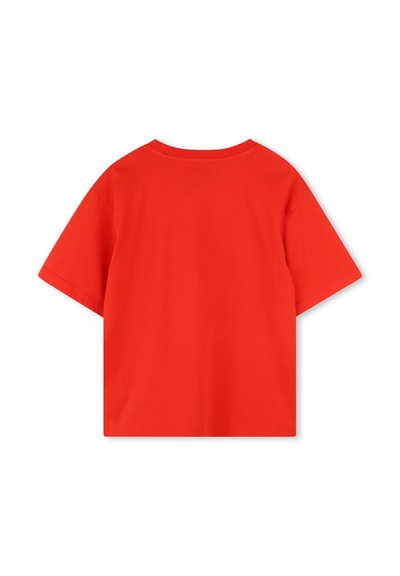 T-shirt rouge en coton à manches courtes, col rond et un design simple, sans embellissement. Texture lisse sans motifs ni accents visibles.