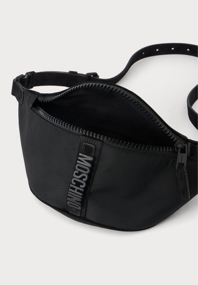 Banane en tissu noir avec fermeture éclair ouverte et sangle réglable, avec un patch logo Moschino noir vertical à l'avant.