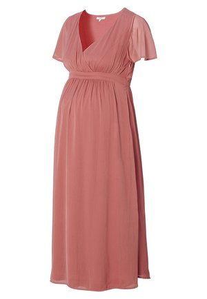 Robe de maternité en doux tissu rose, avec un design en portefeuille, des manches courtes ondulées et une taille froncée pour le confort et l'ajustement.