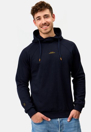 Sudadera con capucha de color azul marino hecha de una mezcla de algodón, con mangas raglán, cordones ajustables y detalle del logo dorado en el pecho.