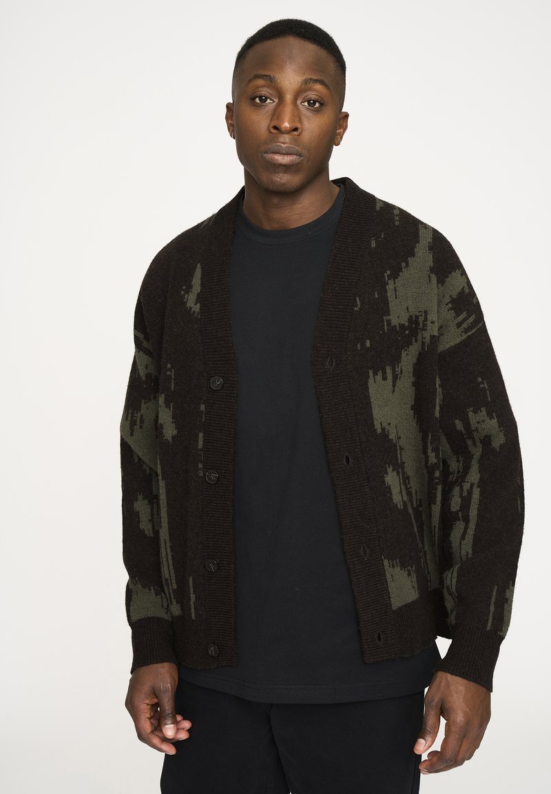 Strickjacke in Dunkelbraun und Grün, mit strukturiertem Muster, V-Ausschnitt und vorderem Knopfverschluss. Lange Ärmel mit gerippten Bündchen.