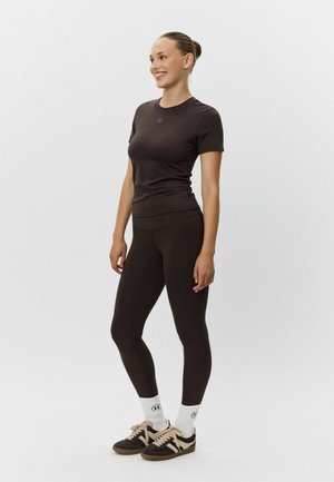 ELVIRASPO - Lihtne T-särk - dark brown