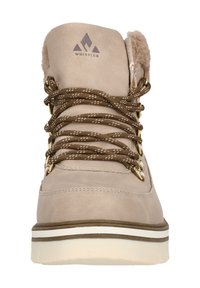 Botte de randonnée beige avec un col en fausse fourrure douce et texturée, lacets marron et accent en métal doré. Dotée d'une semelle extérieure robuste avec des rayures blanches.