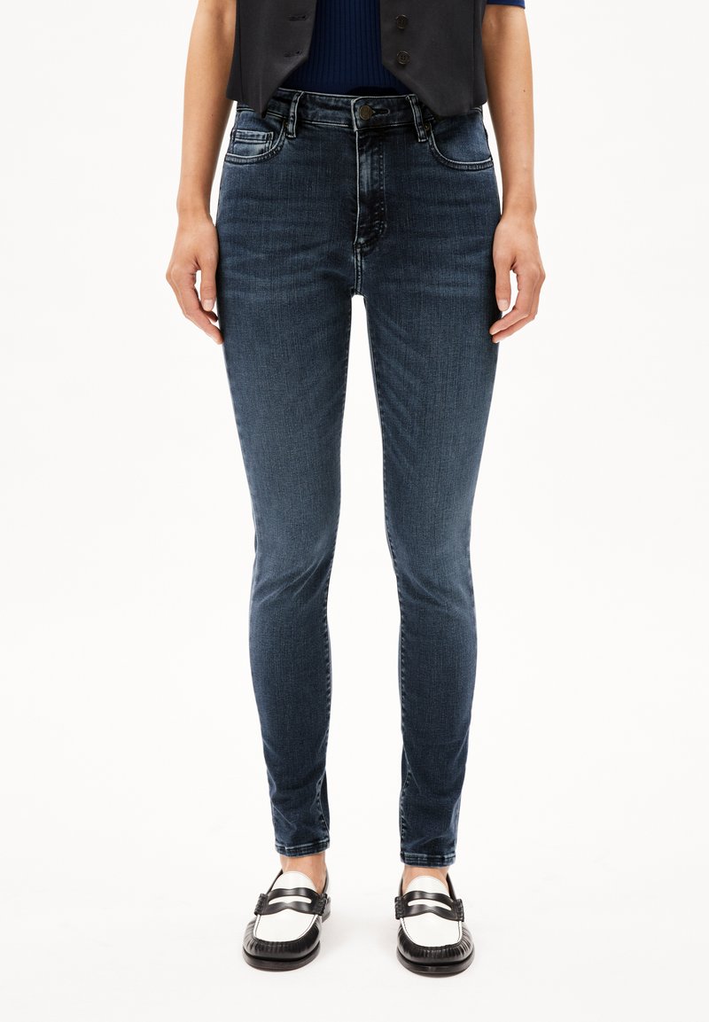 Smala blå denimjeans med medelhög midja. Har fem fickor och subtila blekningar. Mjuk textur med en klassisk design.