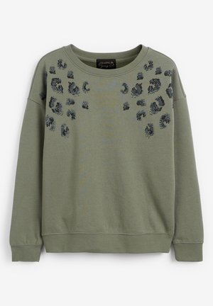 Olivgrünes Sweatshirt mit langen Ärmeln, rundem Ausschnitt und schwarzen Leopardenmuster-Paillettenverzierungen auf Brust und Schultern.
