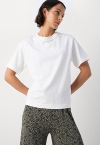 Marc O'Polo SHORT SLEEVE ROUND NECK RELAXED FIT LOGO TEE - Βασικό μπλουζάκι - white