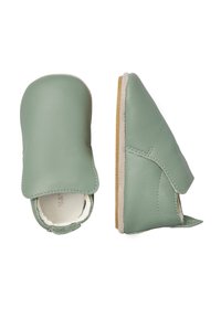 Scarpe per bambini in morbida pelle verde chiaro con design slip-on, cuciture visibili e suola color marrone chiaro, mostrate in viste dall'alto e di lato.