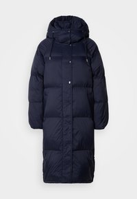 Cappotto lungo imbottito di colore blu navy con cappuccio, dotato di chiusura lampo frontale, bottoni a pressione e tasche laterali. Texture liscia e lucida.