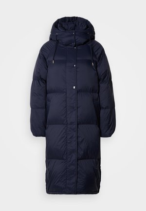 Cappotto lungo imbottito di colore blu navy con cappuccio, dotato di chiusura lampo frontale, bottoni a pressione e tasche laterali. Texture liscia e lucida.