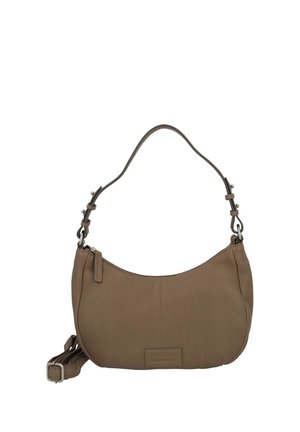 Kleine braune Lederschultertasche mit gebogener Oberseite, verstellbarem Riemen, Reißverschluss und Markenpatch auf der Vorderseite in der Mitte.