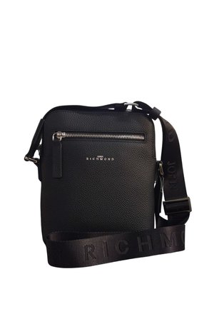 Borsa a tracolla in pelle nera testurizzata con tasca frontale con cerniera e tracolla regolabile con il nome del marchio John Richmond in rilievo.