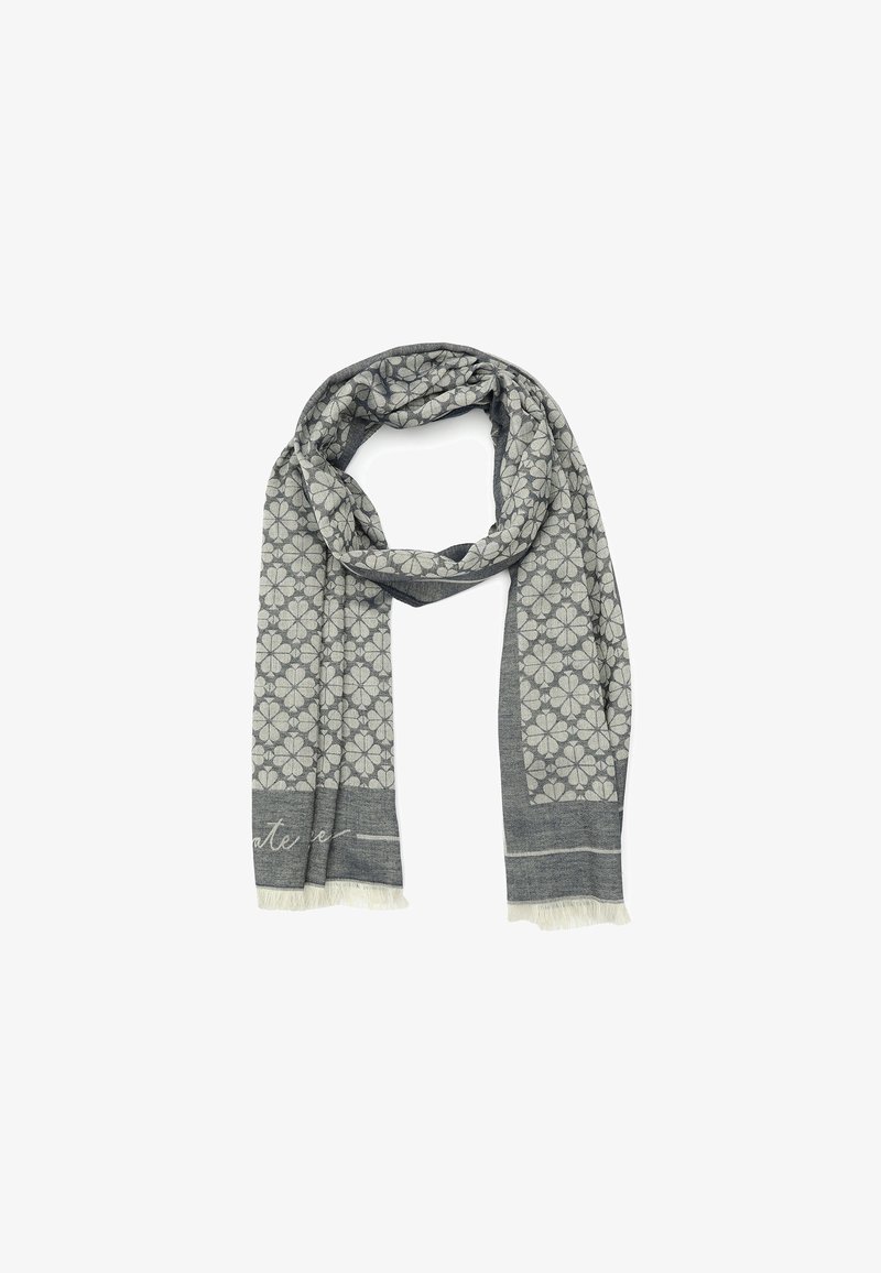 Bufanda gris con un patrón floral y una textura suave, con bordes de flecos y una franja más oscura en la parte inferior con un acento decorativo.