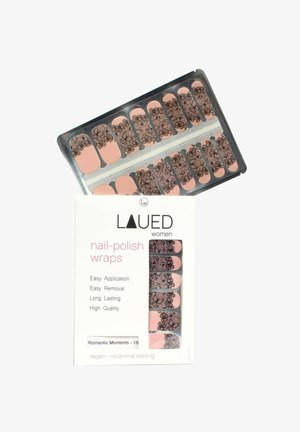 Des wraps de vernis à ongles avec une base nude et des motifs floraux en dentelle noire. Le paquet contient plusieurs wraps avec une étiquette indiquant "Moments Romantiques - 16."