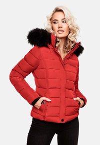 Rød oppustelig jakke med faux fur hætte, med lynlås fortil, ribbede manchetter og sidelommer. Struktureret quiltet mønster overalt.
