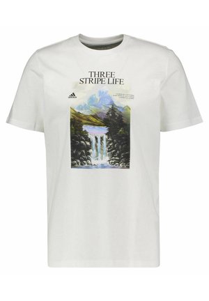 Weißes T-Shirt mit Motiv eines Wasserfalls, Bäumen, Bergen und dem Text „THREE STRIPE LIFE“ sowie Adidas-Logo mittig vorne.