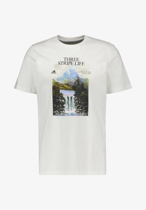T-shirt blanc avec une illustration d'une cascade, d'arbres, de montagnes, le texte « THREE STRIPE LIFE » et le logo Adidas au centre devant.