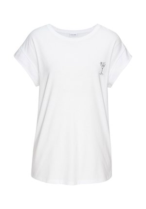 Maglietta bianca a maniche corte con risvolti arrotolati e un piccolo disegno a linea nera di un bicchiere da cocktail sul petto sinistro.