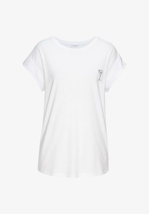 Biele tričko s krátkym rukávom s vyhrnutými lemami a malou čiernou čiarovou kresbou pohára na koktejl na ľavej strane hrudníka.