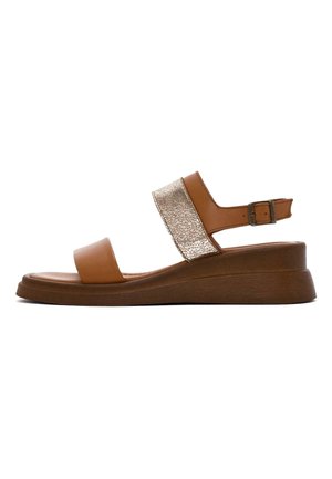 Sandalo wedge in pelle marrone con una mid-strap in oro texturizzato, punta aperta, cinturino alla caviglia regolabile e suola flessibile.