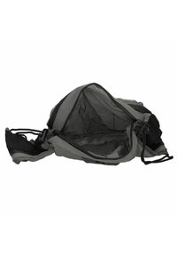 Grå nylon taske, åbning i toppen med snorelukning. Har en glat tekstur, let foring og et design, der muliggør fleksibilitet i formen.