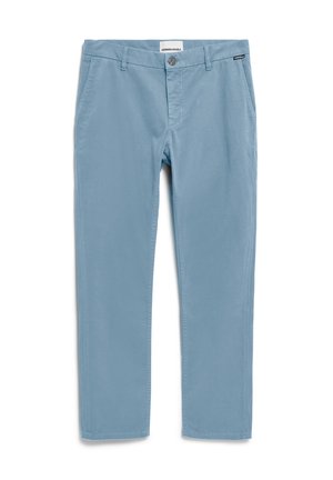 Helle blaue Baumwollhose mit geradem Schnitt. Verfügt über einen Knopfverschluss, Gürtelschlaufen und ein dezentes Markenschild an der Seite. Glatte Textur.