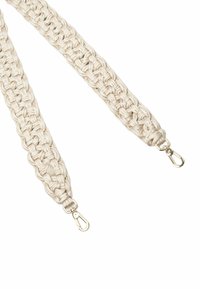 Gevlochten katoenen tasriem in gebroken wit, met twee metalen clips voor bevestiging, met een getextureerd, geweven ontwerp en platte vorm.