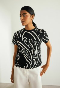 Next SHORT SLEEVE CREW NECK   REGULAR FIT - Trükipildiga T-särk - black white abstract print