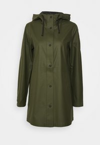 Impermeabile verde oliva con cappuccio, dotato di bottoni a pressione neri e due tasche laterali, realizzato in materiale liscio e leggero.