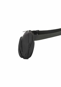 Czarne, wyściełane słuchawki o eleganckim, zaokrąglonym kształcie. Posiadają zamykaną na zamek komorę oraz teksturowany, regulowany pasek.