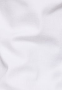 Weißer Baumwollstoff mit glatter Textur, der subtile Wellen und ein einheitliches Erscheinungsbild aufweist. Ideal für verschiedene textile Anwendungen.