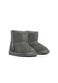 Botines de ante gris con suela de goma plana, que presentan costuras en contraste y un diseño de puntera redondeada. Silueta simple y acogedora.