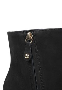 Czarne zamszowe botki za kostkę z złotym suwakiem i szczegółowym przeszyciem wzdłuż boku.