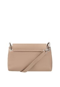 Borsa a tracolla in pelle beige con pattina pieghevole, hardware in argento e tracolla staccabile. Superficie testurizzata con una finitura liscia.