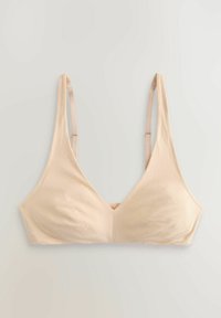 Nude bralet z hladkej látky, s trojuholníkovými košíkmi, nastaviteľnými ramienkami a minimálnymi švami. Bezdrôtový dizajn s jemným leskom.