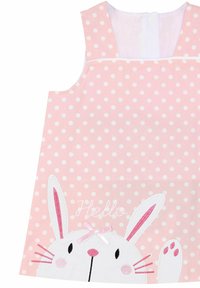 Vestido rosa con lunares que presenta un conejito bordado en blanco con un lazo rosa y el texto "Hola", fabricado con una tela suave y un escote redondo.