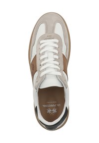 Sneakers z białą skórzaną cholewką, szarymi zamszowymi akcentami, brązowym panelem bocznym i brązową gumową podeszwą. Posiadają białe sznurowadła i detale logo.