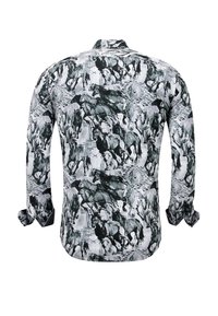 Langarmshirt met een zwart-wit paardendruk op een lichte stof; voorzien van een puntige kraag en knoopmanchetten.