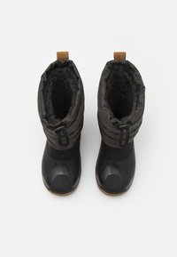 Bottes noires imperméables avec un dessus en tissu gris texturé, dotées d'un cordon de serrage, d'une semelle en caoutchouc et d'une doublure noire chaude et douce.