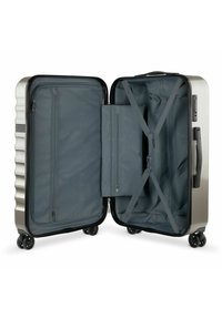 Valigia rigida grigia con finitura testurizzata, spazioso interno, cinghie incrociate per fissare gli oggetti e tasche in rete con zip. Quattro ruote lisce.