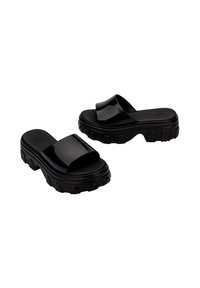 Le ciabatte nere presentano una fascetta superiore lucida e una suola spessa con dettagli arrotondati. Il design è minimalista e moderno.