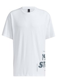 T-shirt bianca in cotone con maniche corte, caratterizzata da una grande stampa grafica grigia sul lato sinistro inferiore e un'etichetta nera sul collo.