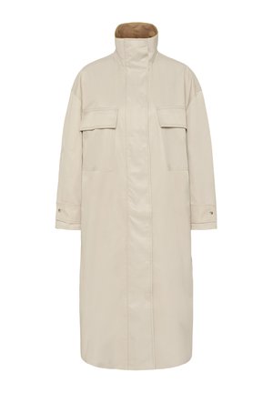 Pikk beež mantel kõrge kraega, kahe rinna flapi taskuga, nööbitavate varrukasoomustega ja pruuni sametise sisemise voodriga krae juures.