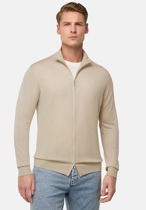Beige, leichter Reißverschluss-Pullover mit langen Ärmeln, gerippten Bündchen und Saum. Verfügt über einen hohen Kragen und einen glatten, strukturierten Stoff.