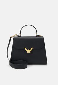 Borsa in pelle nera con texture, dotata di un unico manico superiore, tracolla rimovibile e chiusura dorata. Design angolare con una forma strutturata.
