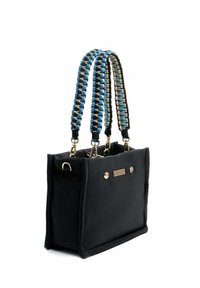 Zwarte stoffen tote bag met gevlochten blauwe en zwarte handvatten, voorzien van gouden accenten en een textuurpaneel aan de voorkant.