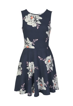 Mornarsko cvetlična obleka s prilegajočim bodicem in širjenimi krili, ki prikazuje velike bele rože s roza detajli in zapletenimi vzorci listov.